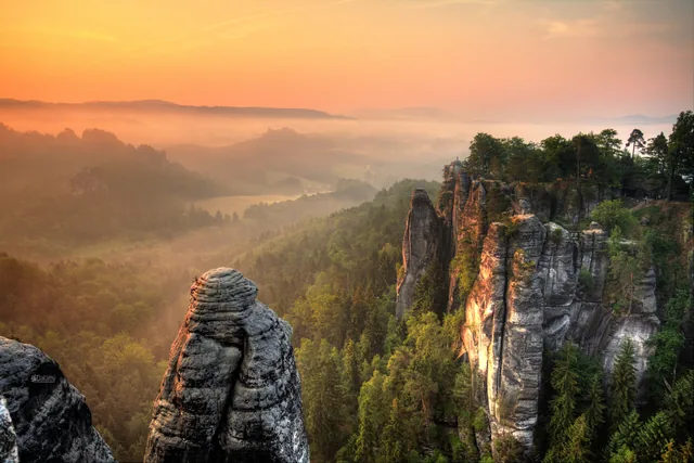 Morgenlicht über der Felslandschaft an der Bastei in der Sächsischen Schweiz.