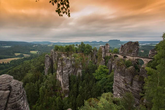 Die Basteibrücke und Sandsteinfelsen im Licht des Sonnenaufgangs.