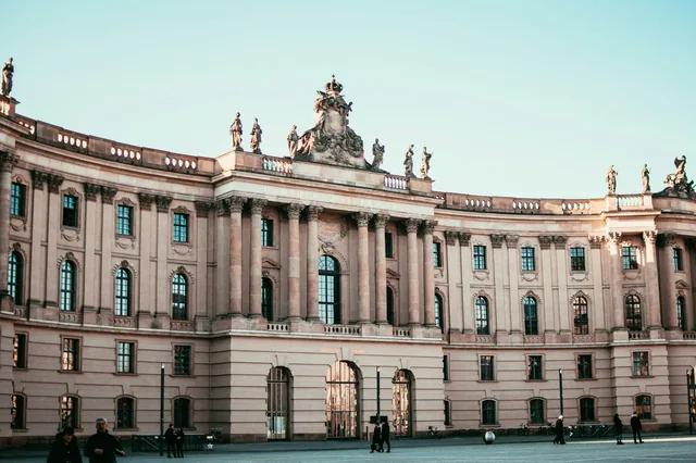 Geschwungene historische Fassade mit Säulen und Statuen in Berlin.
