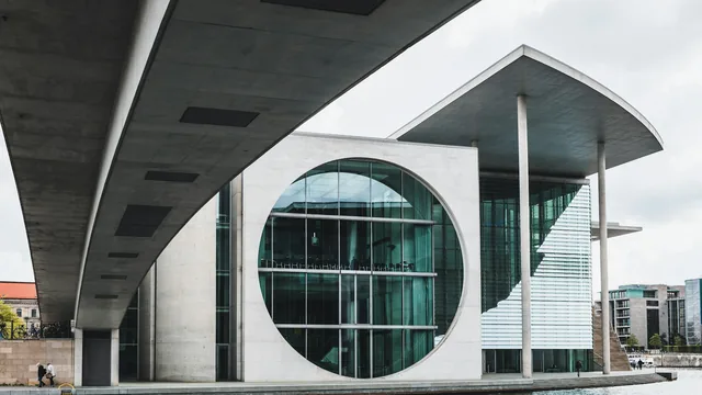 Moderne Berliner Architektur mit einem großen kreisrunden Fenster.