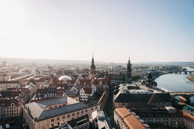Blick über die Dächer der Dresdner Altstadt und die Elbe.