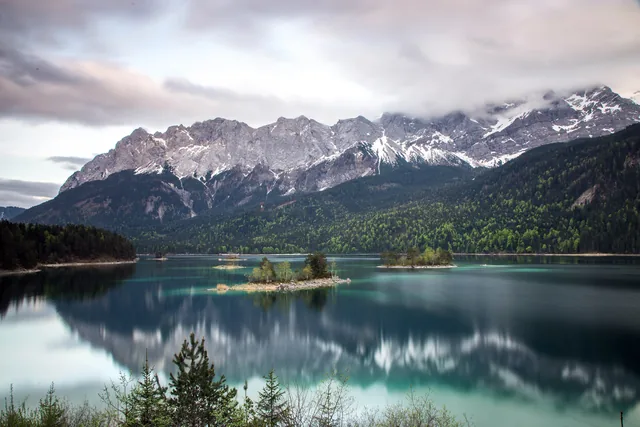 Die smaragdgrüne Wasseroberfläche des Eibsees unter den Bayerischen Alpen.