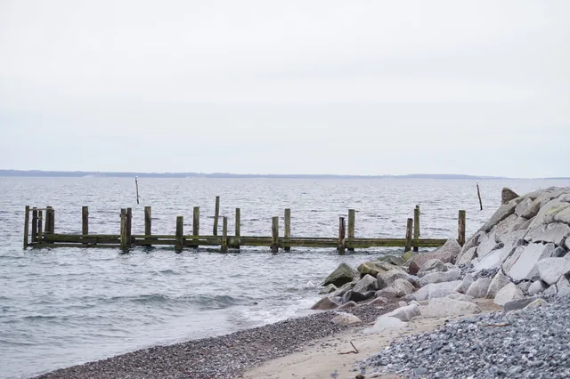 Ein Bootssteg am Ostseestrand des Fischerdorfs Vitt auf Rügen.