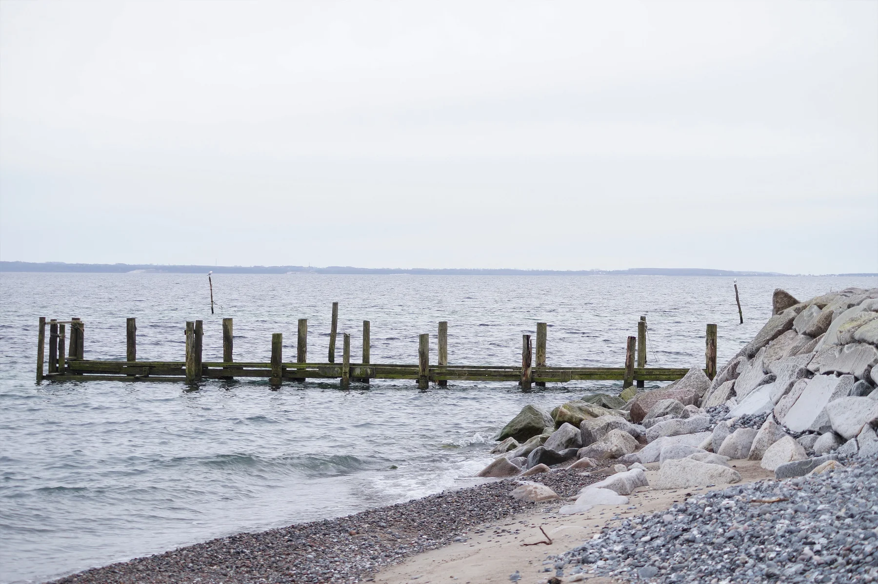 Ein Bootssteg am Ostseestrand des Fischerdorfs Vitt auf Rügen.
